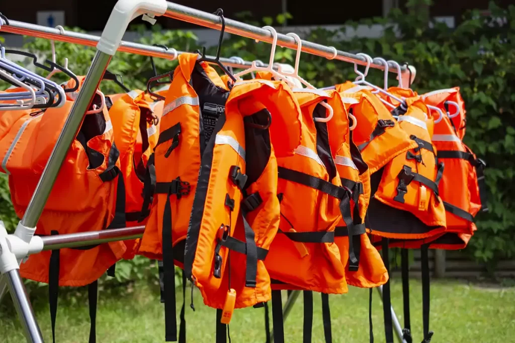 女性におすすめ！おしゃれなライフジャケット5選【SUP・海水浴・マリン