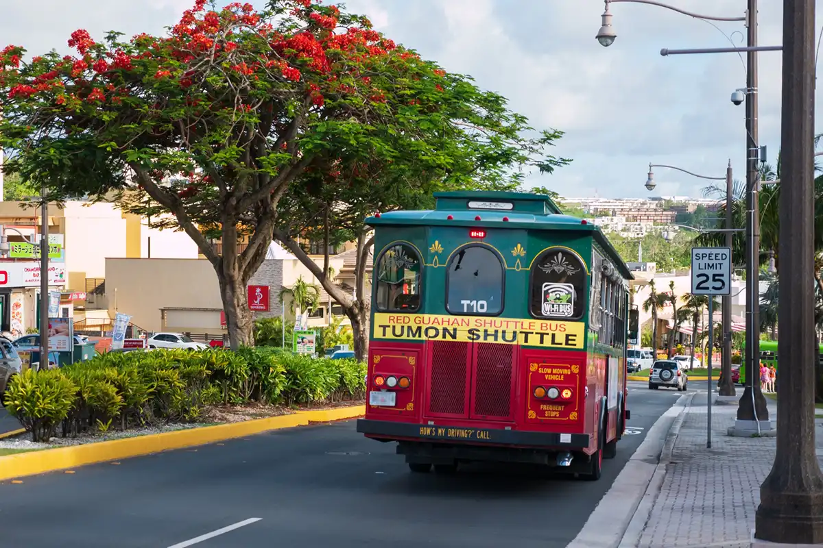 赤いシャトルバス